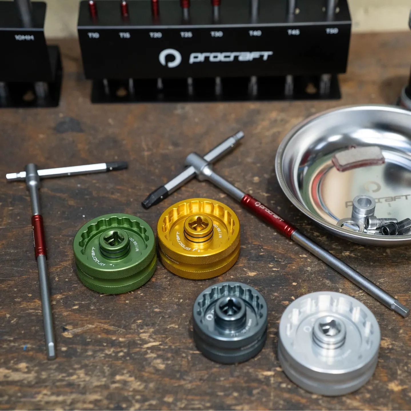 Our new T-Handle and bottom bracket tools are now available on our website 📢 
They will make working on your bike even more fun, so don't wait too long!

#procraftyournextride
#essentialcyclingingredients #Procraft
#ProcraftCycling