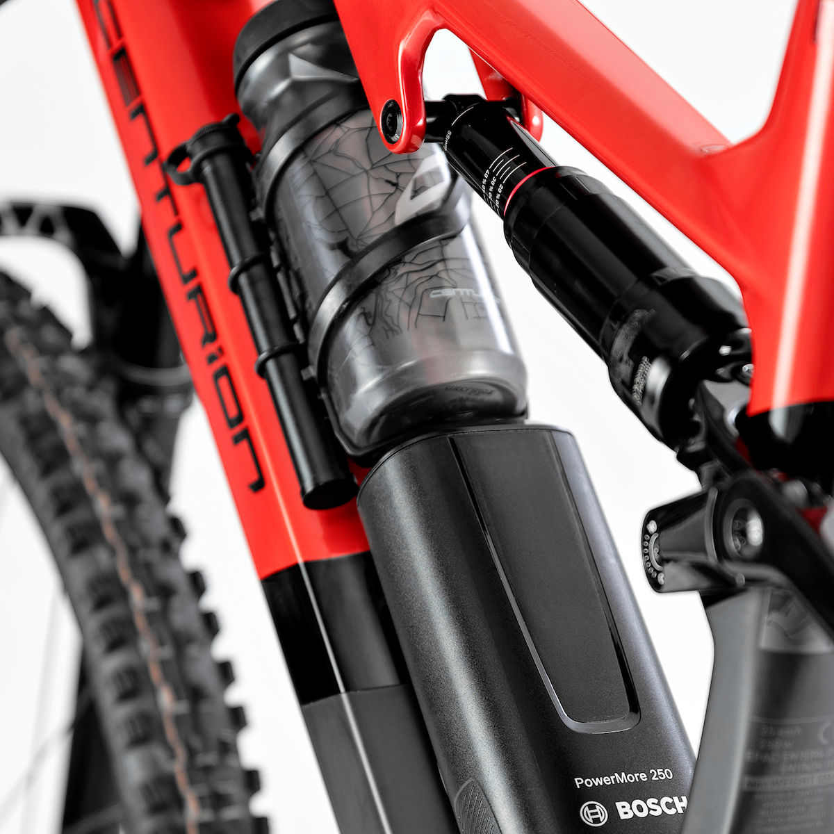 Mountain bike, Gabelung vorn (Bewegung?), Roter Rahmen, Wasserflasche, Gasfeder